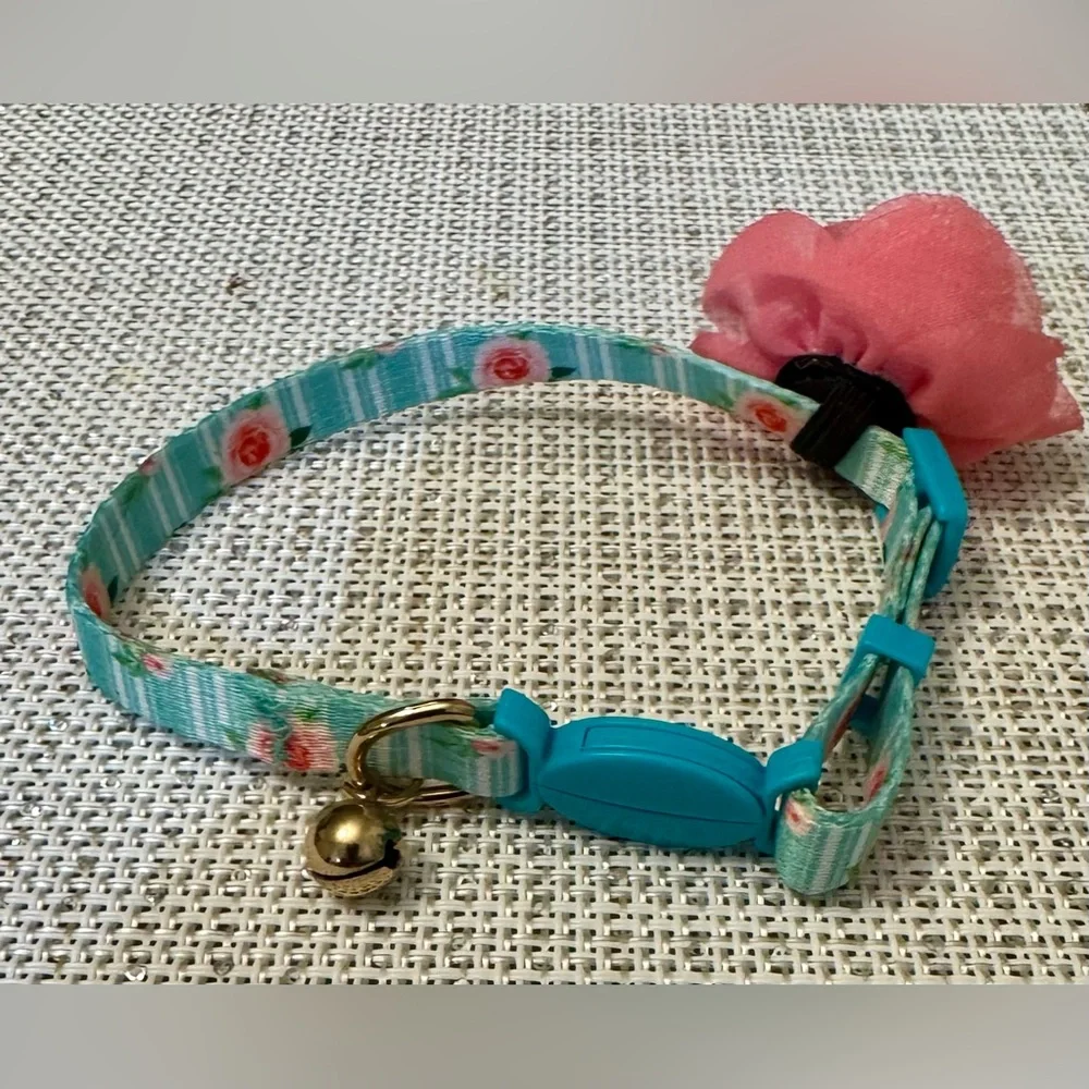 This floral collar is decorated with a rose and is suitable for small dogs and